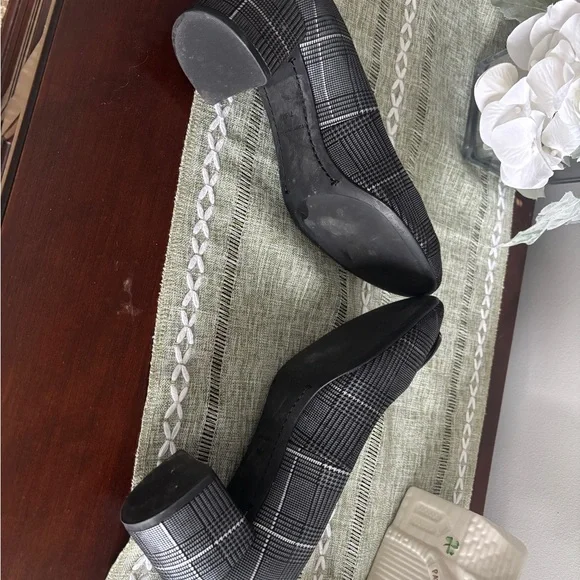 Tory Burch Black Plaid Heels with Gold Logo - Picture 6 of 10